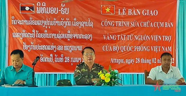 Projects funded by Vietnamese defence ministry handed over to Laos hinh anh 1
