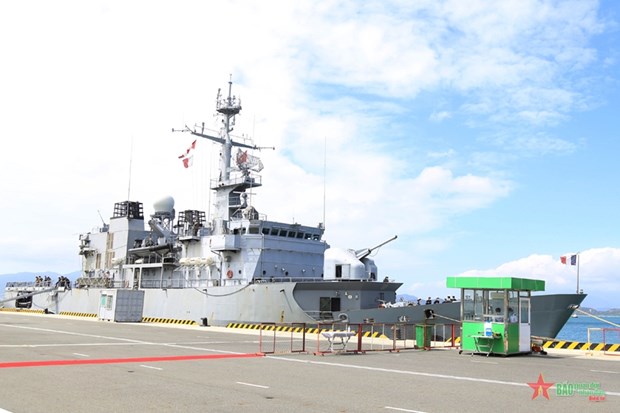 French ship pays courtesy visit to Khanh Hoa hinh anh 1