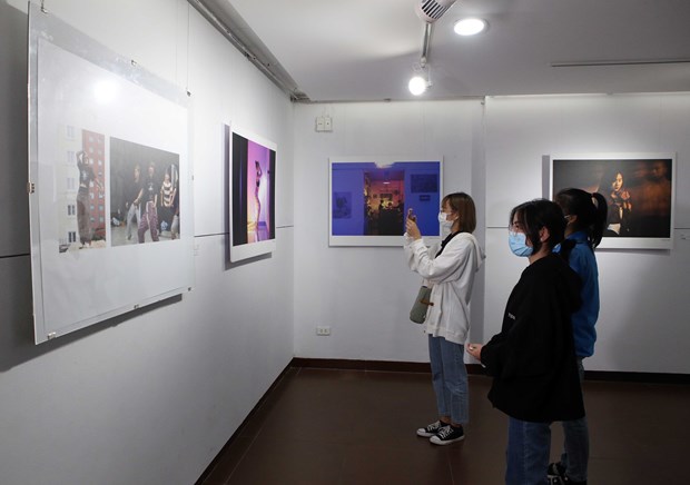 Photo exhibition celebrates Women’s Day hinh anh 1