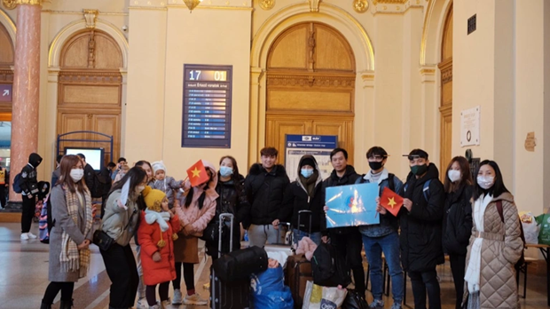 Vietnamese people travelling to Hungary from Ukraine receive support hinh anh 1