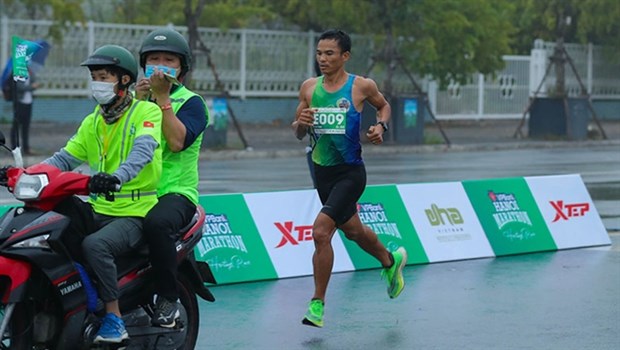 Marathon runner Le Van Tuan wins place at SEA Games 31 hinh anh 1
