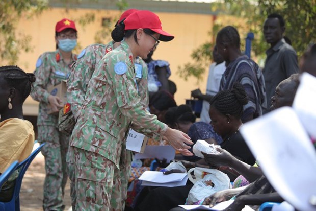 Vietnamese “blue beret” doctors help raise South Sudanese women's awareness of health care hinh anh 2