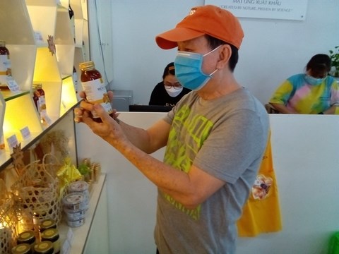 Agricultural leaders work to save honey exports to US hinh anh 1