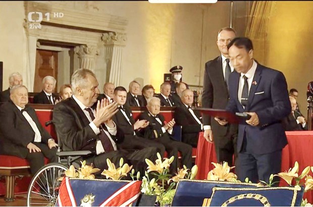 First Vietnamese-Czech honoured for service to Czech Republic hinh anh 1