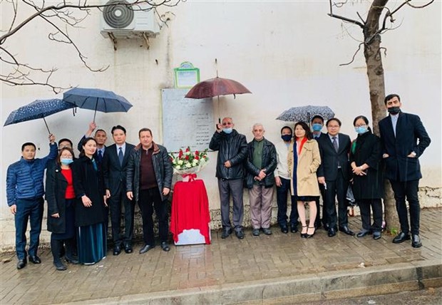 Respects paid to Algerian journalist victims in 1974 Hanoi plane crash hinh anh 1