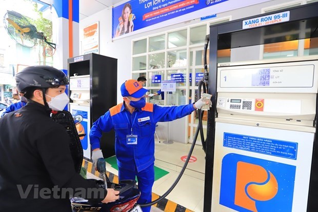 Petrol prices up nearly 3,000 VND per litre hinh anh 1