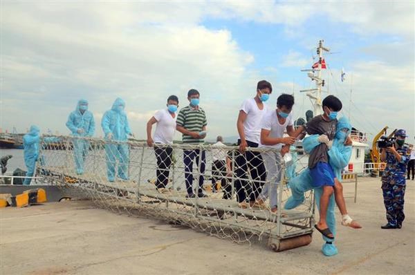 Ba Ria-Vung Tau: Six fishermen aboard sunken boat rescued hinh anh 1