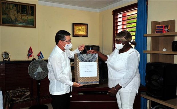 Gifts presented to Vietnamese-named Cuban schools hinh anh 1