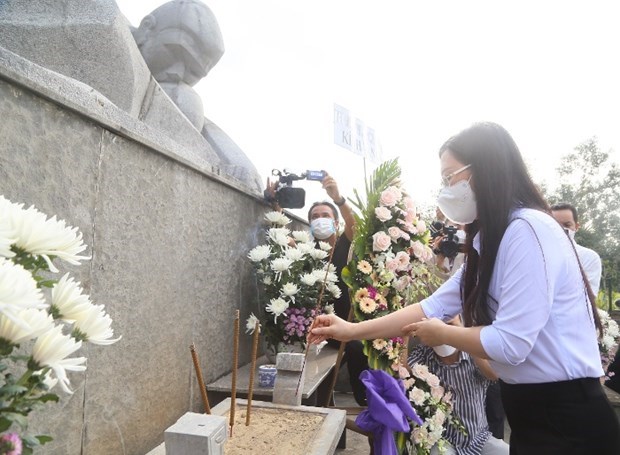 Quang Ngai remembers victims of Son My massacre hinh anh 1