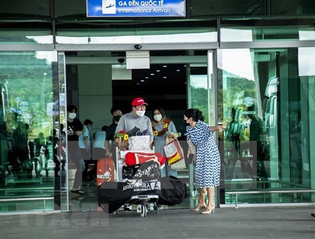 Vietnam drops COVID-19 vaccine certificates, quarantine requirements for foreign arrivals hinh anh 1