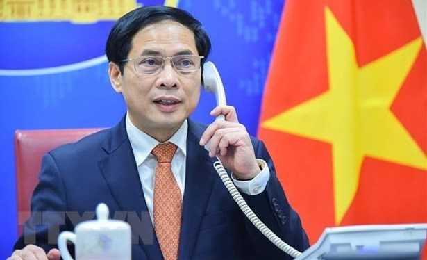 Vietnam calls on sides to ease tensions in Ukraine hinh anh 1