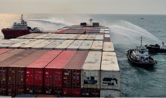 Owner of container ship blazed off Vietnamese coast thanks for help hinh anh 1