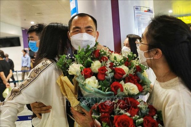Another 259 Vietnamese from Ukraine arrive home on flight from Poland hinh anh 1