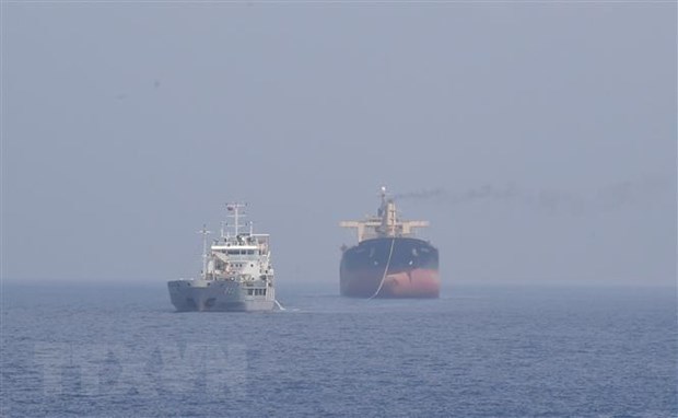 Vietnam’s forces save Panamanian ship in distress near Truong Sa archipelago hinh anh 1