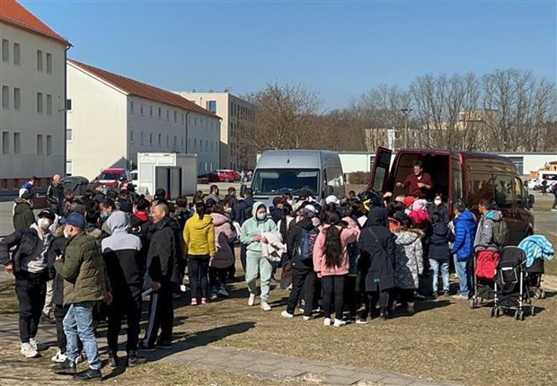 Vietnam’s embassy, community in Germany support evacuees from Ukraine hinh anh 1