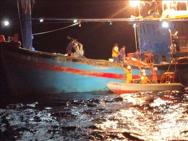 Fisherman saved after accident at sea hinh anh 1