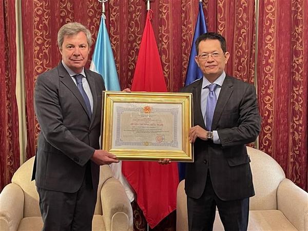 Former Argentine Ambassador to Vietnam honoured with Friendship Order hinh anh 1