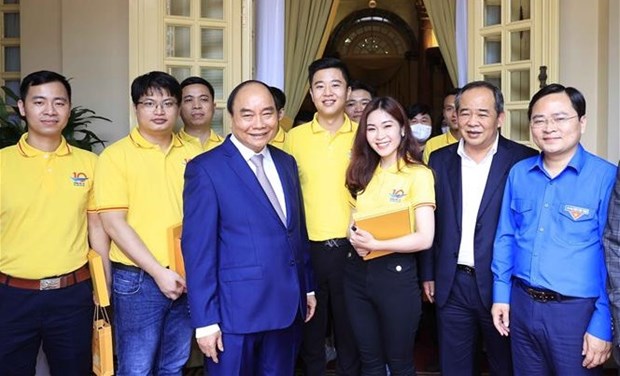 President Nguyen Xuan Phuc meets with outstanding young people hinh anh 1