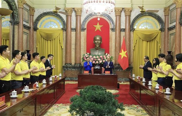 President Nguyen Xuan Phuc meets with outstanding young people hinh anh 2