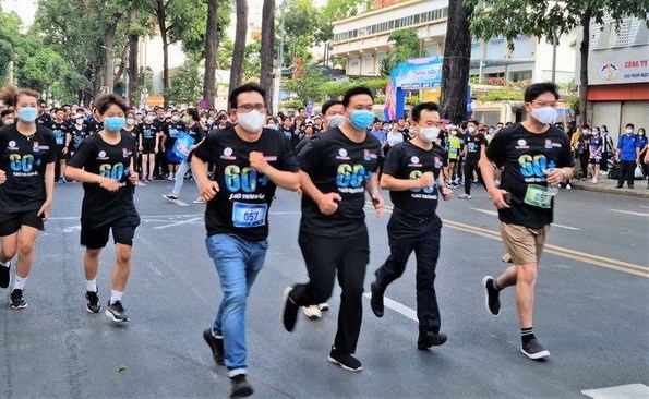 Thousands run in HCM City in response to Earth Hour hinh anh 1