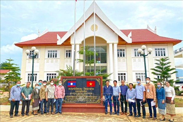 Vietnam hands over Bokeo TV-radio broadcasting station to Laos hinh anh 1