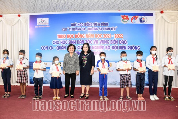 Soc Trang: 110 scholarships presented to needy students hinh anh 1