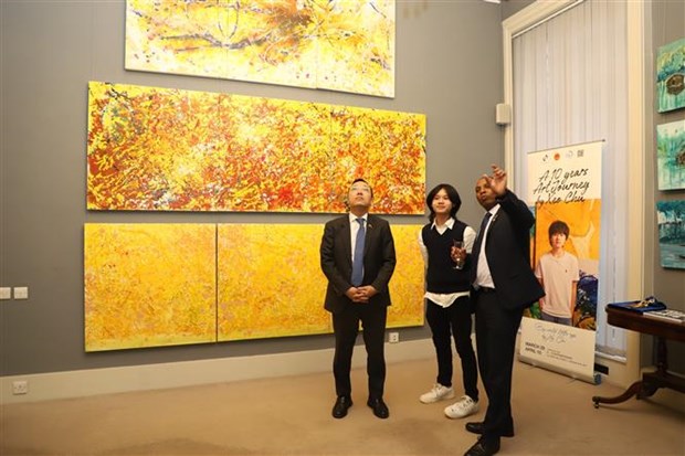 Vietnamese young artist’s paintings exhibited in UK hinh anh 1