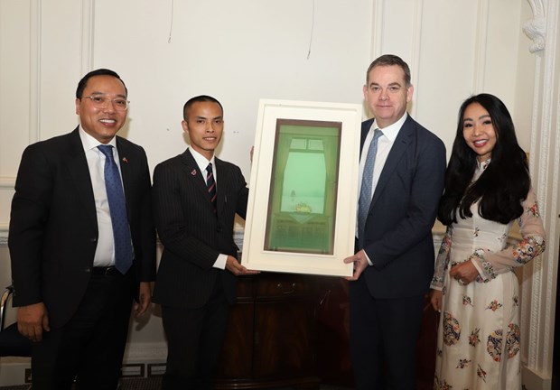 UK official receives Vietnamese artists hinh anh 2