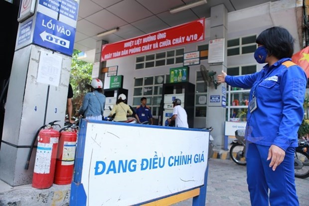 Petrol prices down by over 1,000 VND per litres from April 1 hinh anh 1