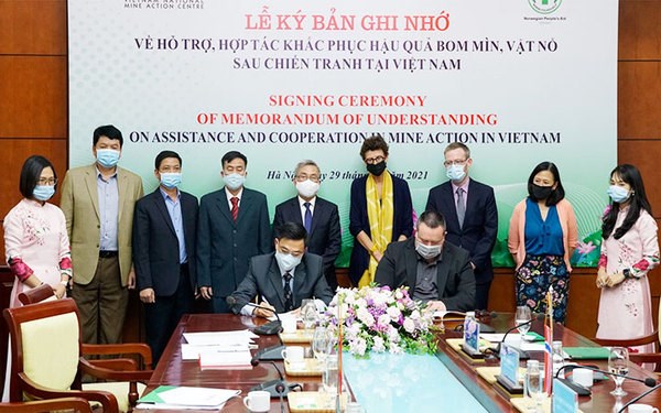 Vietnam in need of international support for bomb, mine clearance hinh anh 2