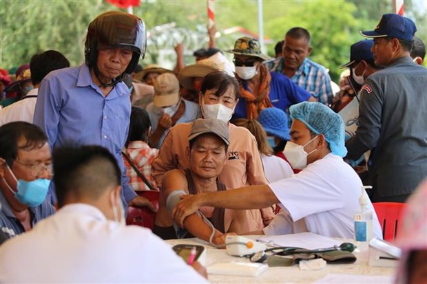 Health check-ups arranged for hundreds of Vietnamese origin in Cambodia hinh anh 1