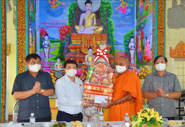 Officials pay visits to Bac Lieu, Soc Trang on Chol Chnam Thmay Festival hinh anh 1