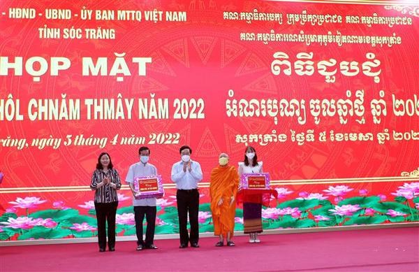 Leaders of Gov't, National Assembly, VFF celebrate Chol Chnam Thmay festival with Khmer people hinh anh 1