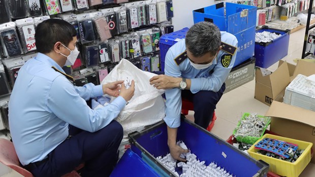 Over 11,200 fake Samsung chargers seized in Hanoi hinh anh 1