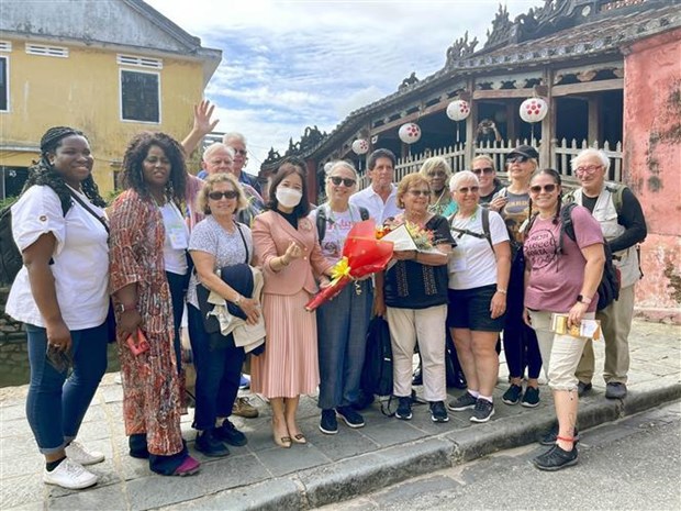 Hoi An welcomes first foreign tourists in 2022 hinh anh 1