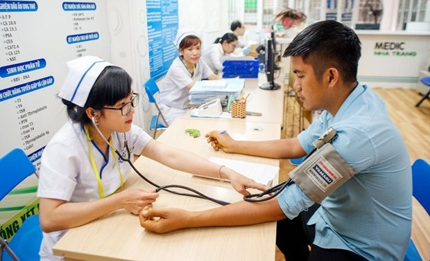 Vietnam works hard to reach universal health coverage by 2030 hinh anh 1