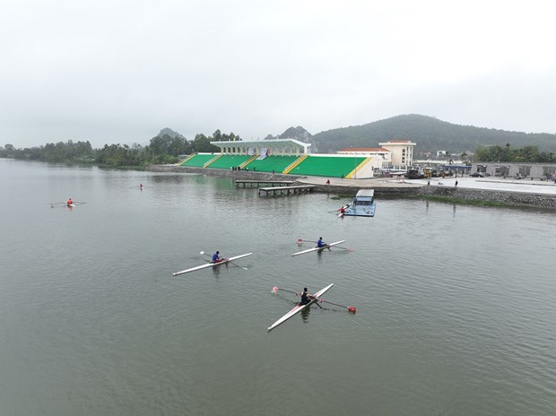 Athletes training hard for SEA Games 31’s rowing, canoeing events hinh anh 1