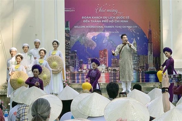 HCM City welcomes nearly 130 holiday-makers from US hinh anh 2