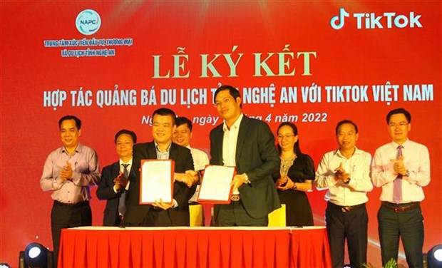 Programme promotes Nghe An’s maritime tourism, specialities hinh anh 1