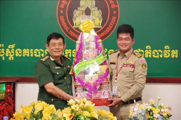 Tay Ninh border guard pay New Year visit to Cambodia’s armed forces hinh anh 1