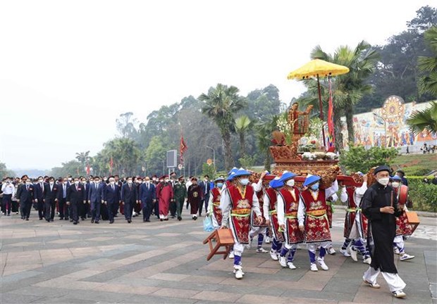 President offers incense in commemoration of Hung Kings hinh anh 1