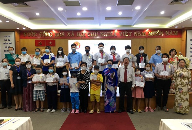 Pandemic-affected students receive scholarships hinh anh 1