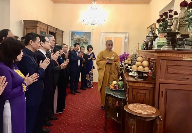 Legendary national founders commemorated abroad hinh anh 1