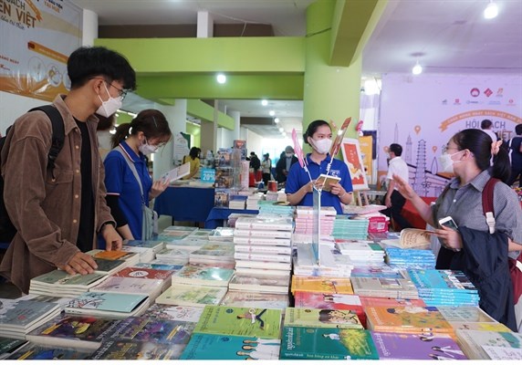 Trans-Vietnam Book Fair comes to Hue for first time hinh anh 1