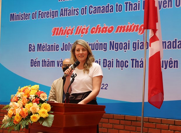 Canadian Foreign Minister visits Thai Nguyen University hinh anh 1
