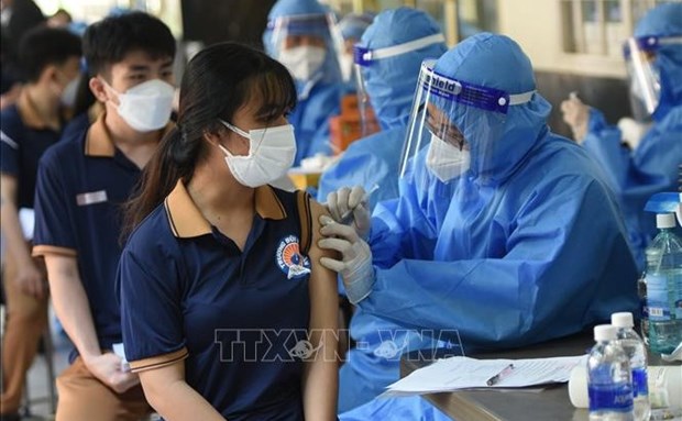 Ministry issues two scenarios for COVID-19 pandemic hinh anh 1