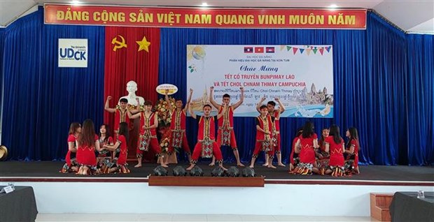 Lao, Cambodian students mark traditional New Year in Kon Tum province hinh anh 1