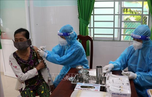 COVID-19: Vietnam records 20,076 new cases on April 15 hinh anh 1
