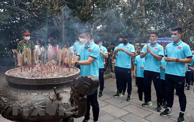 U23 football team offer incense in tribute to Hung Kings hinh anh 1