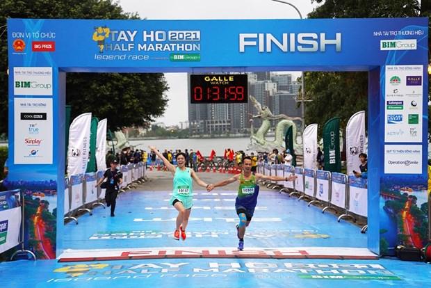 Nearly 3,000 runners compete in Tay Ho Half Marathon 2021 hinh anh 1